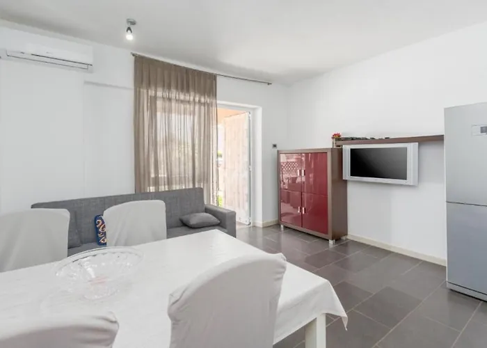 Orange 167 * Novigrad Istria