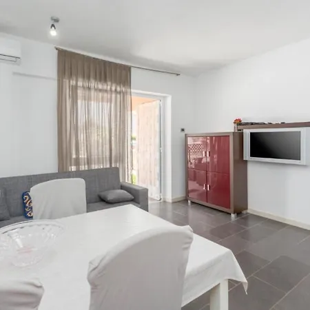 Orange 167 * Novigrad Istria